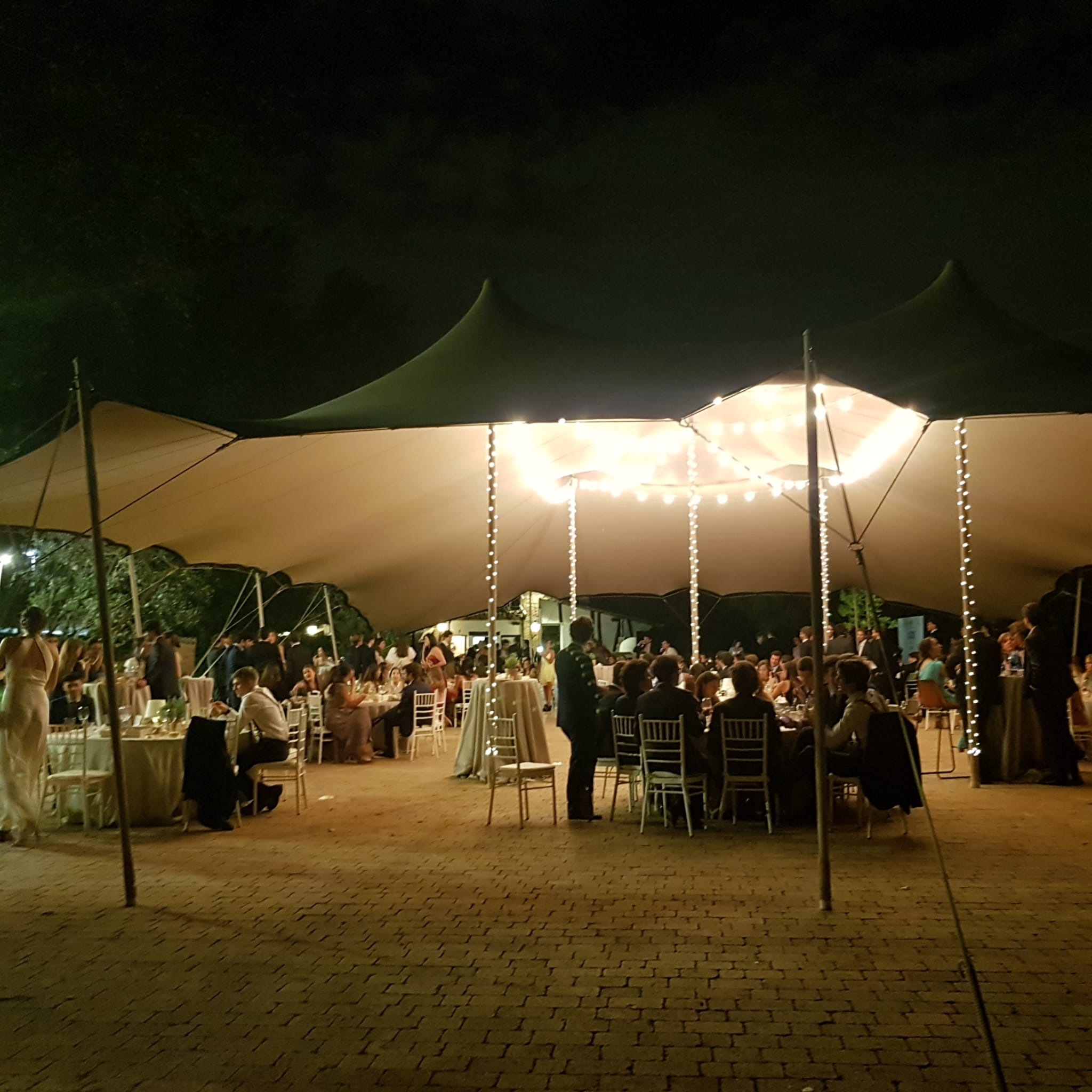 cena 3 de julio gente cenando en carpas