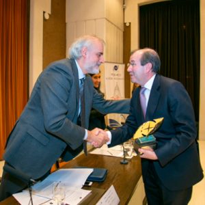 Fernando Vives gana el premio Icade 2015