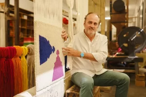 El artista Felipao, con la alfombra de 'Amberes'.I. GARCÍA /R. F. TAPICES