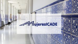 Logotipo de Mujeres ICADE sobre una fotografía de los pasillos con azulejos típicos de la Universidad Pontificia Comillas.